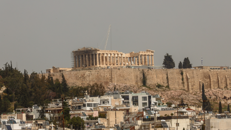 Ζέστη και σκόνη στην Ακρόπολη